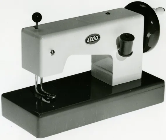 Wooden Sewing Machine {Symaskine}