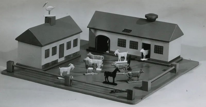 Wooden Farm, 2 Winged with Courtyard, Fencing and Animals {Bondegård}