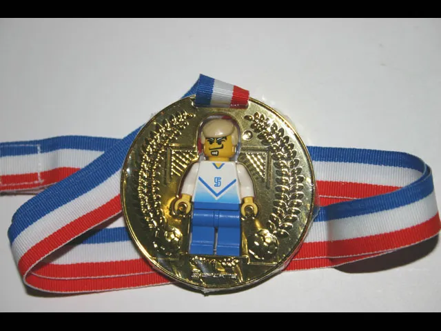 Medal with Ribbon, Soccer with removable White/Blue Minifigure Player shirt #5