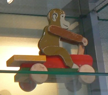 Wooden Pull-Along - Monkey on Handcar / Dandy Horse with Sound, Moveable {Abemand på Trolje/Dræsine, Halvmekanisk}