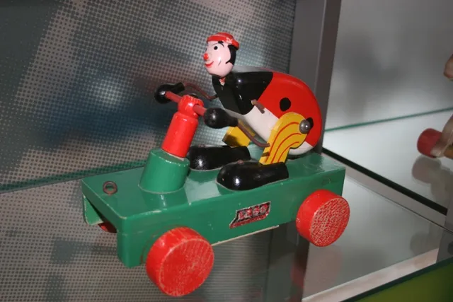 Wooden Pull-Along - Race Car Driver, Moveable with Sound (Ladybug) {Væddeløbskører med Lyd}