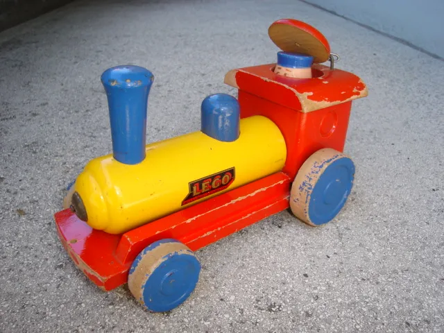 Wooden Pull-Along - Train, Locomotive with Driver {Locomotiv}