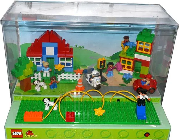 Display Assembled Theme Interactive, Duplo Town Scene in Plastic Case with Light