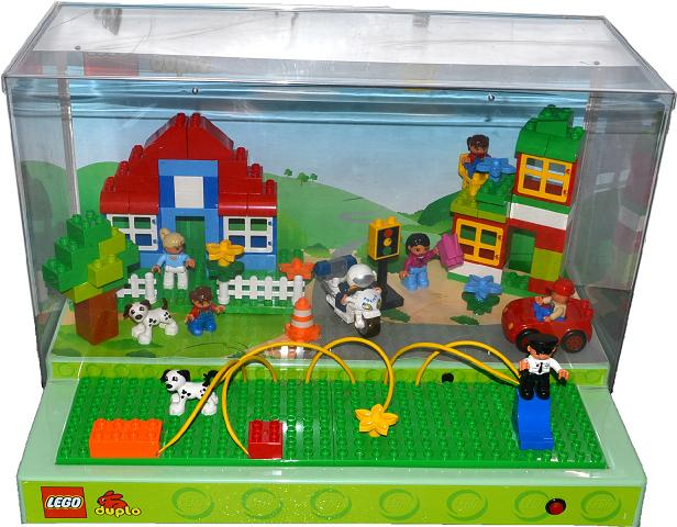 Display Assembled Theme Interactive, Duplo Town Scene in Plastic Case with Light