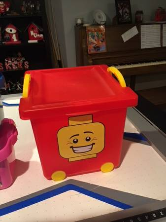 Square Stacking Basket with Lid and Wheels 21.5 qt (Minifigure Head with Open Mouth Smile with Teeth)