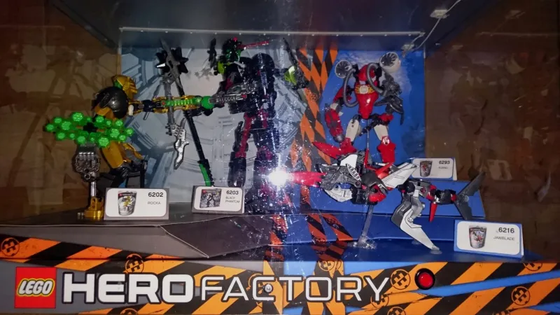 Display Assembled Set, Hero Factory Sets  6202, 6203, 6293, 6216 in Plastic Case with Light
