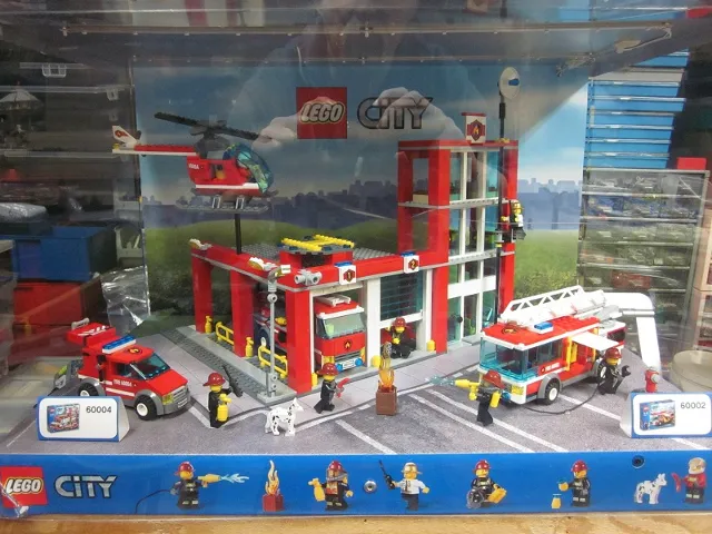 Display Assembled Set, City Sets 60002 and 60004 in Plastic Case with Light and Sound