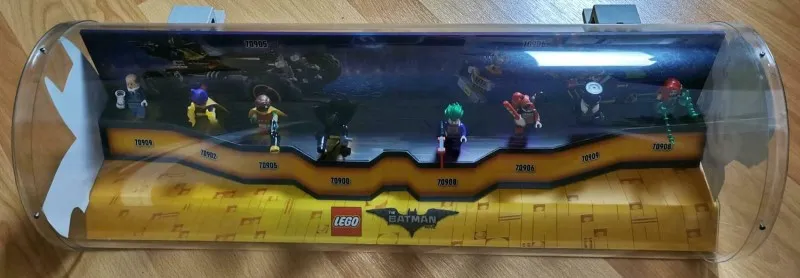 Display Assembled Minifigures, The LEGO Batman Movie on Turntables in Plastic Case