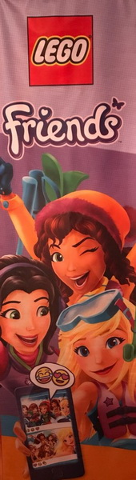 Display Flag Cloth, Friends, 3 Friends with 2 Photos on Smartphone