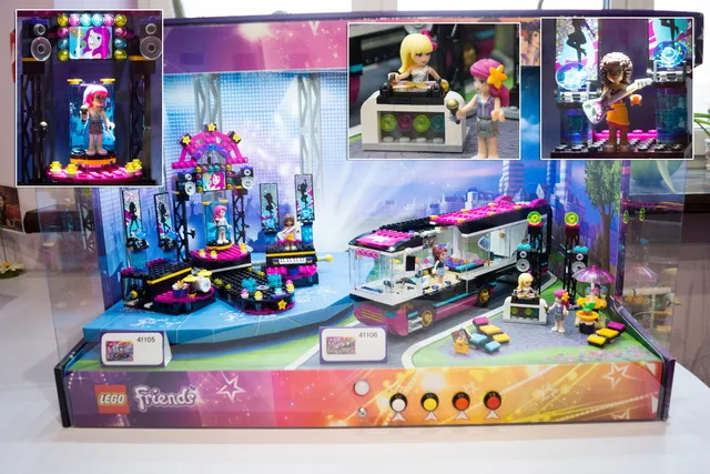 Display Assembled Set, Friends Sets 41105, 41106 in Plastic Case with Light