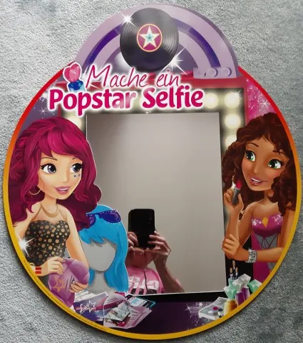Display Sign Friends with Mirror and 'Mache ein Popstar Selfie' (German)