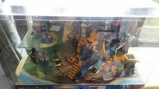 Display Assembled Set, Legends of Chima Set 70010 in Plastic Case with Light