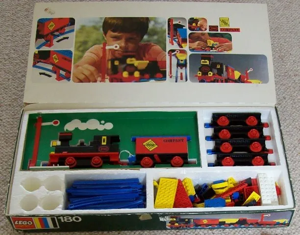 Train with 5 Wagons and Circle of Track