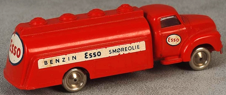 HO Scale, Bedford ESSO Tank Truck (Indicators on front)