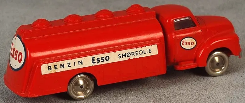 HO Scale, Bedford ESSO Tank Truck (Indicators on front)
