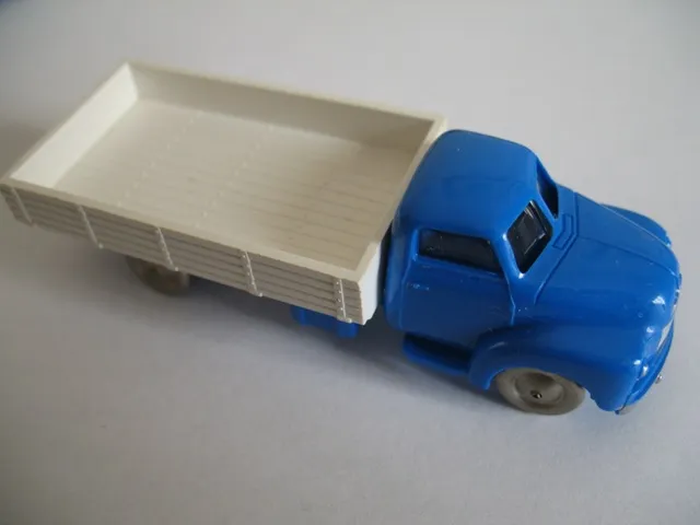 HO Scale, Bedford Flatbed (Indicators on front)