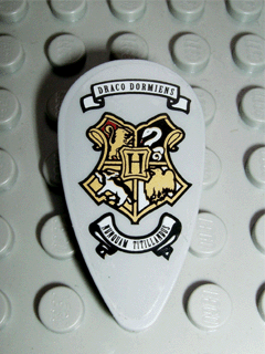 Minifigure, Shield Oval with HP Hogwarts Coat of Arms and Ribbons with Latin Pattern (Sticker) - Set 5378