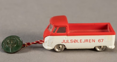 HO Scale, VW Pickup with White Base and Red 'JULSØLEJREN 67' and 'MURYAR BISHARA' Pattern on Opposite Sides