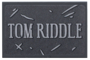 Tile 2 x 3 with Light Bluish Gray 'TOM RIDDLE' and Scratches Pattern (Sticker) - Set 75965