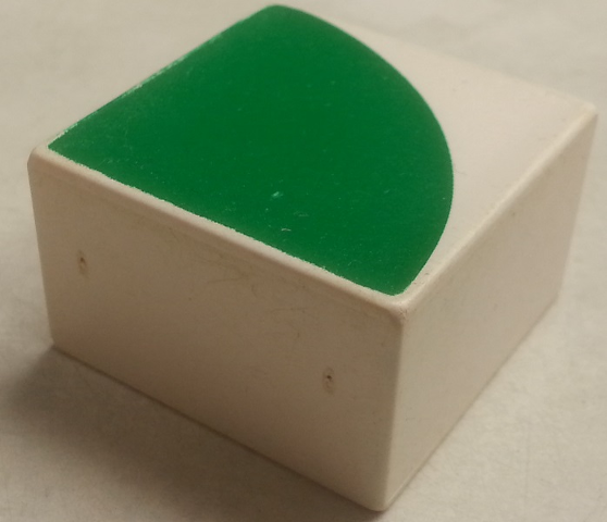 Duplo, Tile 2 x 2 x 1 with Flat Sides with Shape Green Quarter Circle Pattern