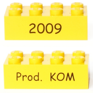 Brick 2 x 4 with Black '2009' and 'Prod. KOM' Pattern on Opposite Sides (Kornmarken Factory Tour)