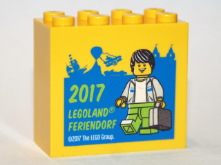 Brick 2 x 4 x 3 with Legoland Feriendorf 2017 Minifigure with Suitcase Pattern