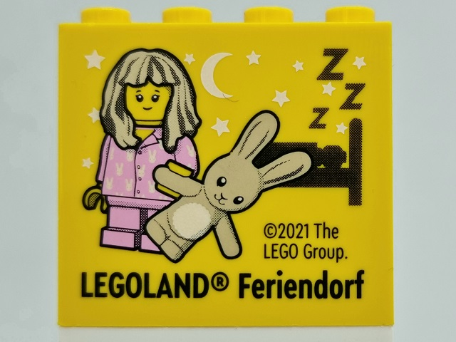 Brick 2 x 4 x 3 with LEGOLAND Feriendorf and Pajama Girl with Teddy Pattern