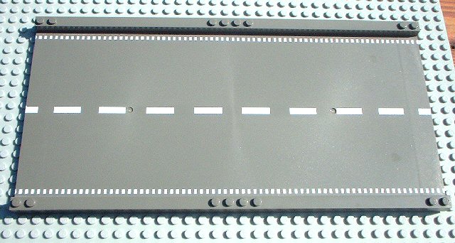 Baseplate, Road 32 x 16 Ramp, Straight with White Center Stripe Pattern