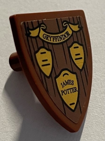 Minifigure, Shield Triangular Short with 'GRYFFINDOR' Banner, 'JAMES POTTER' Plaque on Wood Grain Background Pattern (Sticker) - Set 76395