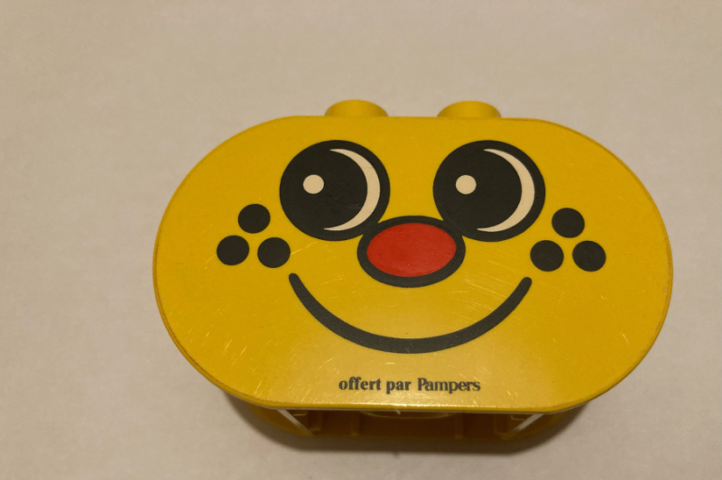 Duplo, Brick 2 x 4 x 2 Rounded Ends with Freckle Face with 'offert par Pampers' Pattern