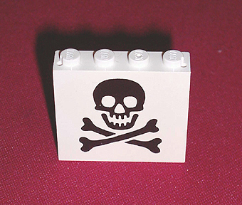 Panel 1 x 4 x 3 - Solid Studs with Skull and Crossbones (Jolly Roger) Pattern