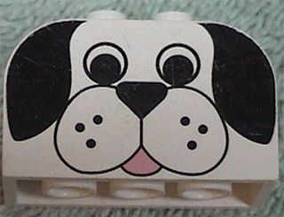 Slope, Curved 4 x 2 x 2 Double with 4 Studs with Dog Face Pattern