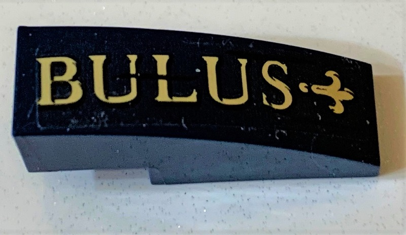 Slope, Curved 3 x 1 with Tan Fleur-de-lis and 'BULUS' Pattern (Sticker) - Set 75978