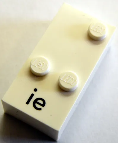 Brick, Braille 2 x 4 with 3 Studs with Black Lowercase Letters ie Pattern (dots-346 ⠬) (German)