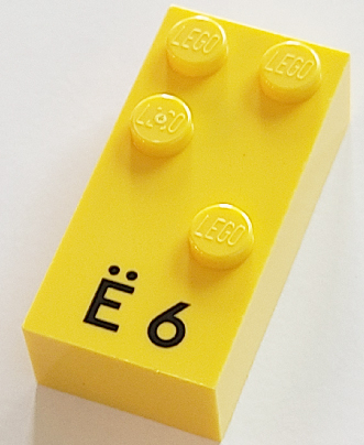 Brick, Braille 2 x 4 with 4 Studs with Black Capital Letter E with Diaeresis (Ë) / Number 6 Pattern (dots-1246 ⠫) (French with Antoine Numbers)