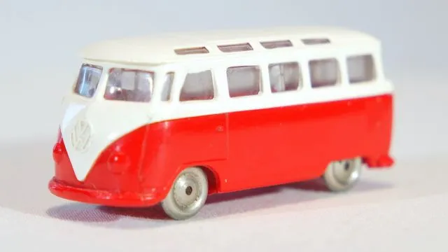 HO Scale, VW Minibus with Red Base