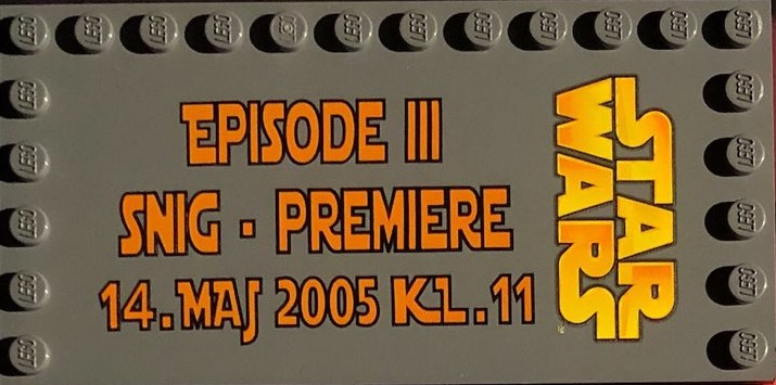 Tile, Modified 6 x 12 with Studs on Edges with Star Wars Logo and 'EPISODE III SNIG - PREMIERE 14. MAJ 2005 KL. 11' Movie Ticket Pattern
