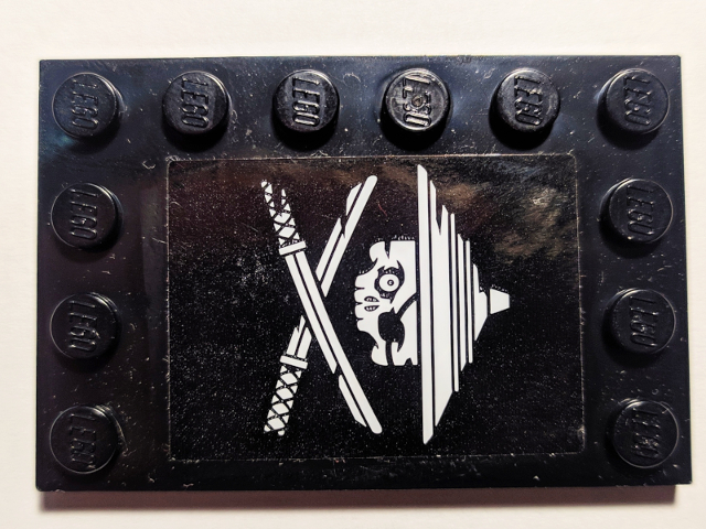 Tile, Modified 4 x 6 with Studs on Edges with White Ninja Skull and Crossed Swords on Black Background Pattern Model Right Side (Sticker) - Set 70605