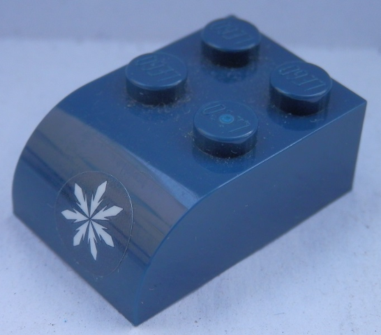 Slope, Curved 3 x 2 with 4 Studs with White Snowflake on Dark Blue Background Pattern (Sticker) - Set 41321
