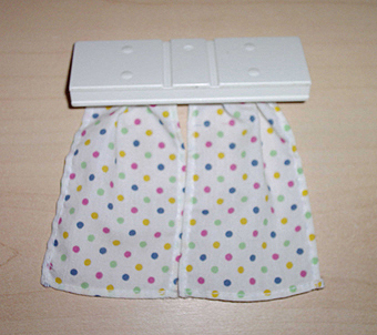 Duplo, Furniture Curtain Plate 2 x 6 with White Cloth Curtains with Red, Blue and Yellow Dots