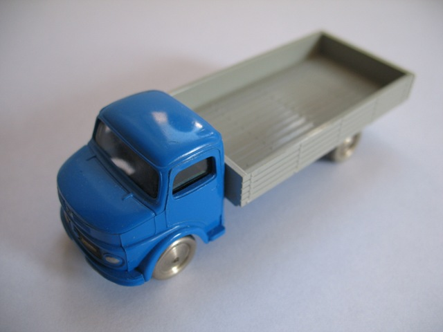 HO Scale, Mercedes Open Bed Truck, Gray Flatbed