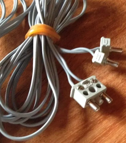 Electric, Wire 12V / 4.5V with two 1-prong connectors and one 2-prong connector with middle pin, 190 Studs Long