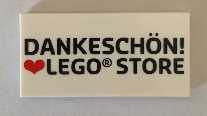 Tile 2 x 4 with 'DANKESCHÖN! Heart LEGO STORE' Pattern