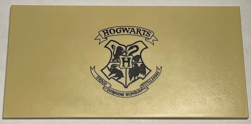 Tile 8 x 16 with Bottom Tubes, Textured Surface with Hogwarts Crest Pattern (First Version with Error 'TITILLANDOS')