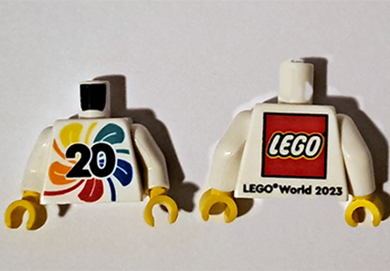 Torso LEGO World 2023 with Swirl of Colors and Number 20 Pattern / White Arms / Yellow Hands