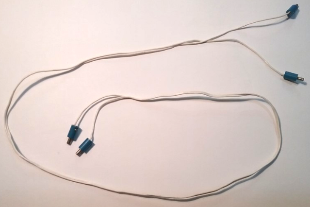 Electric, Wire 4.5V with four Blue 1-prong Connectors Hollow Pin, 96 Studs Long