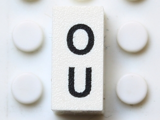 Modulex, Tile 1 x 2 with Black 'O U' Pattern (vertical)