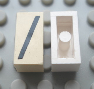 Modulex, Tile 1 x 2 with Black '/' Pattern (with internal supports)