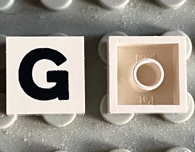 Modulex, Tile 2 x 2 with Black 'G' Pattern (with internal support)