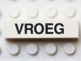 Modulex, Tile 1 x 4 with Black 'VROEG' Pattern